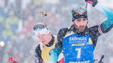 Martin Fourcade (v popedí) na stelnici v Oberhofu