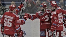Třinečtí hokejisté se radují z gólu, který dal Martin Růžička.