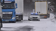 Policisté jedou k nehod, která 14. ledna 2019 blokovala provoz na silnici u...