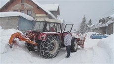 V Kořenově pomáhají od sněhu celkem tři traktory.
