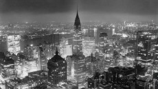 Mrakodrap Chrysler Building coby dominanta newyorského Manhattanu v roce 1957.