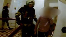 Policisté zachránili dívku z hoícího bytu