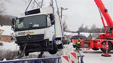 Nákladní mercedes perazil mostní zábradlí a skonil v potoku. Zpátky ho...