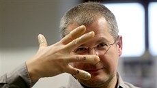 Umlé prsty s falenými otisky pomáhají expertm jako Martin Drahanský...
