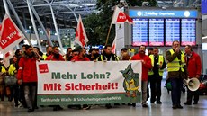 Demonstrace bezpečnostních pracovníků letiště v Düsseldorfu, která provází...