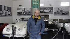 Juraj Urbaník není jen obyejný cestovatel. Uhranula ho i auta znaky Jaguar....
