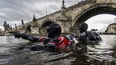 Archeologický výzkum zbytk Juditina mostu v Praze. Potápi zárove hledají...