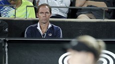 Rainer Schüttler dohlíí ve tvrtfinále turnaje v Sydney na svou svenkyni...