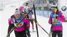Rozesmáté eské biatlonistky se radují ze tetího místa ve tafet v Oberhofu.
