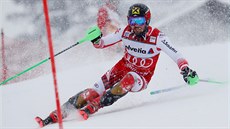 Marcel Hirscher ve slalomu v Adelbodenu.