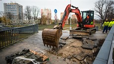 V Kroměříži začala oprava uzavřené lávky pro pěší přes řeku Moravu.