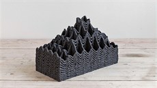 Keramický objekt Pulsing Landscape je inspirován estetikou 3D tisku a...
