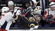 Zdeno Chára z Boston Bruins skonil na lavice soupee po hitu Alexandera...