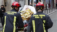 Záchranái odváejí mue zranného pi výbuchu plynu v sobotu v Paíi. (12. 1....