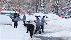 Sníh pomáhají v Jablonci nad Nisou odklízet také vzni