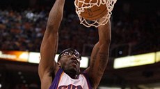 Amare Stoudemire z Phoenixu smeuje do koe Portlandu