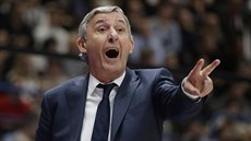 Svetislav Pe�i� �ídí od lavi�ky hru Barcelony.