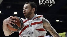 Mike James z Milána doskoil v zápase s Barcelonou.