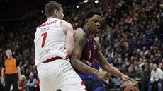 Kevin Seraphin (vpravo) z Barcelony se tlaí kolem Arturase Guadaitise z Milána.