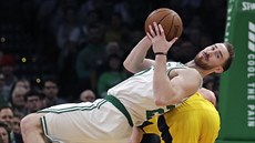 Gordon Hayward z Bostonu doskoil a padá na Domantase Sabonise z Indiany.