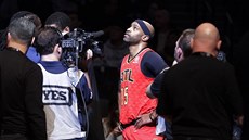 Vince Carter z Atlanty sleduje oslavné video od Brooklynu. Carter patil k...