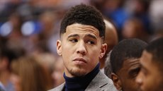 Devin Booker z Phoenixu sleduje zápas s Dallasem v civilu.