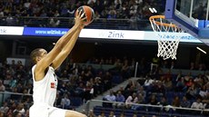 Anthony Randolph z Realu Madrid letí s míem ke koi Olympiakosu. Nestihl ho...