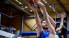 Martin Gniadek (v modrém) z Opavy zakon�uje p�es Zde�ka Nehybu z Brna.