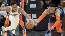 DeMar DeRozan (vlevo) ze San Antonia a Russell Westbrook z Oklahoma City bojují...