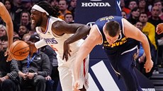 Montrezl Harrell (vlevo) z LA Clippers obral o mí Nikolu Jokie z Denveru.