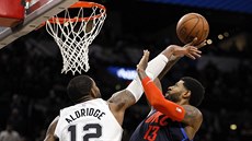 LaMarcus Aldridge (vlevo) ze San Antonia se sna�í zablokovat Paula George z...