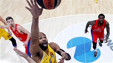 Alex Tyus z Maccabi zakonuje na ko CSKA Moskva, sledují ho Nando De Colo...