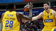 Tarik Black (vlevo) z Maccabi eká na pihrávku od Angela Caloiara v zápase s...