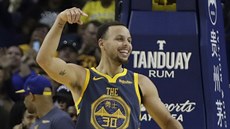 Stephen Curry z Golden State oslavuje trojku proti Chicagu.