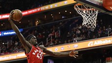 Pascal Siakam z Toronta letí ke koi Washingtonu.