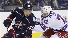 Filip Chytil (vpravo) z NY Rangers atakuje Markuse Nutivaaru z Columbusu.