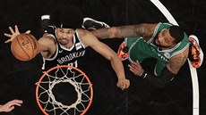 Jarrett Allen (vlevo) z Brooklynu zakonuje na bostonský ko kolem Marcuse...