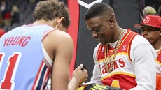 Trae Young z Atlanty podepisuje dres rapperovi Lil Boosiemu.