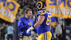 Sean McVay (vlevo) bhem zápasu svých Los Angeles Rams proti Dallas Cowboys