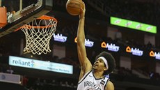 Jarrett Allen z Brooklynu smeuje kolem Jamese Hardena z Houstonu.