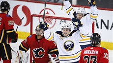 Johan Larsson (22) a Kyle Okposo (21) z Buffala slaví, pekonali Davida...