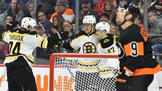 Jake DeBrusk (74), David Pastrák (88) a Torey Krug (47) oslavují bostonský gól...