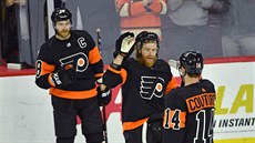 Claude Giroux, Jakub Voráek a Sean Couturier (zleva) oslavují gól Philadelphie.