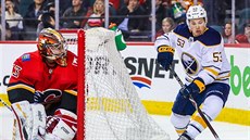 Jeff Skinner (53) z Buffala za bránou Davida Ritticha z Calgary.