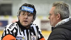 Litvínovský trenér Milan Razým debatuje s hlavním rozhodčím Tomášem Horákem.
