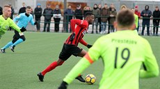 Endy Bernardina (v �erveno�erném) z Opavy v zápase s Prost�jovem