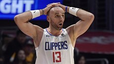 Marcin Gortat z LA Clippers se diví, e mu byl odpískán faul.