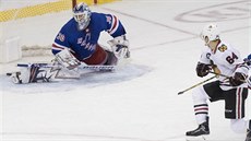 David Kämpf (64) z Chicaga sleduje, jak Henrik Lundqvist z New York Rangers...