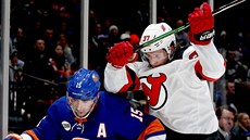 Pavel Zacha (nahoe) z New Jersey atakuje Cala Clutterbucka z NY Islanders.