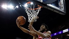 Chasson Randle z Washingtonu zakonuje na ko New Yorku.